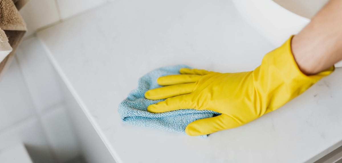 cleaning counter_pexels-grabowska-4239040
